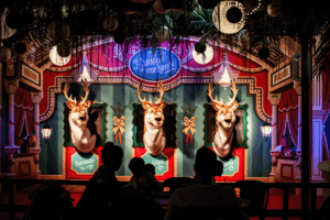 Le Théâtre des Rennes est l'une des animations emblématiques du Hameau Enchanté au Hameau Dubœuf. Les visiteurs découvrent un spectacle de rennes automates chantant les plus grands classiques de Noël, tout en partageant un goûter dans une ambiance chaleureuse et un décor enchanteur.