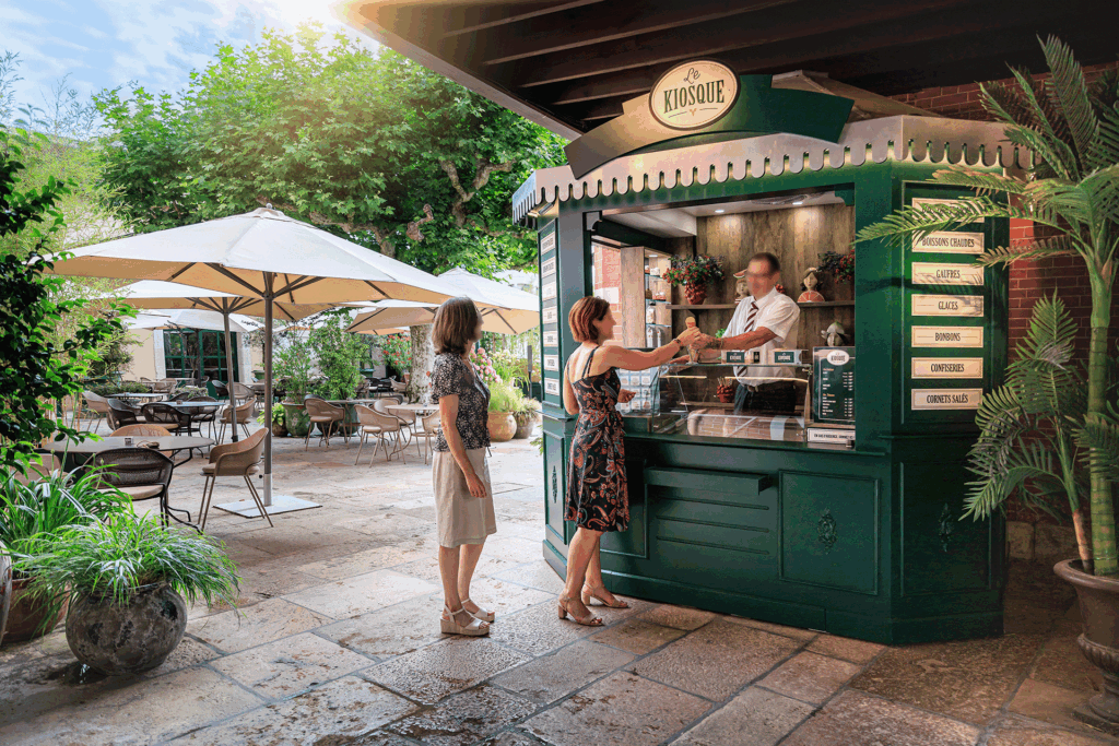 Pendant la visite du Hameau Dubœuf, le kiosque du Café des Deux Horloges permet de faire une pause en terrasse. Les visiteurs peuvent y savourer une glace, une boisson fraîche ou une gourmandise avant de poursuivre leur découverte du site. Un espace convivial pour se détendre en famille ou entre amis.
